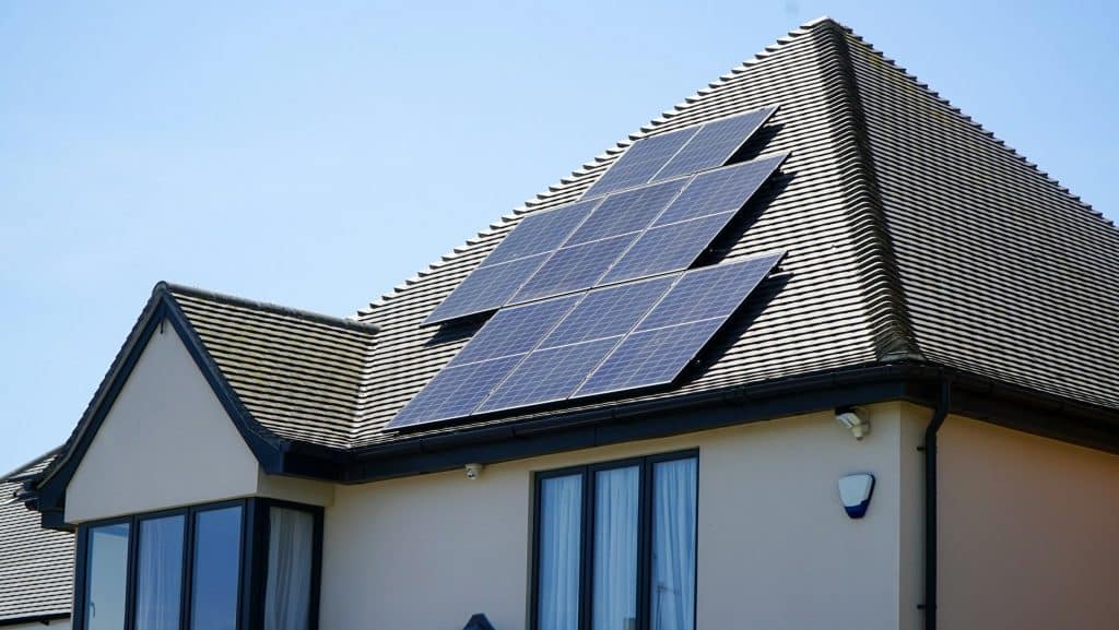 Taxe panneaux solaires : est-ce que la revente d&rsquo;électricité est imposable ?